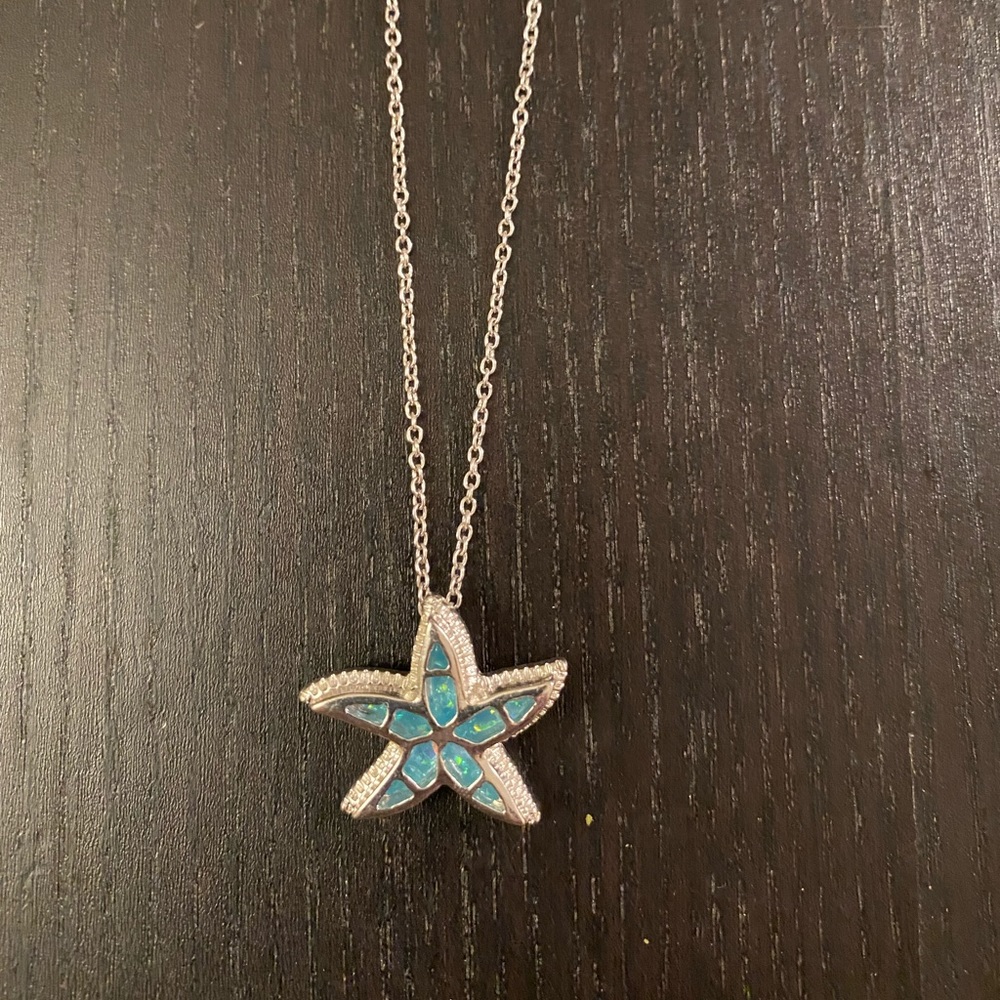 NWOT Gorgeous Starfish Necklace